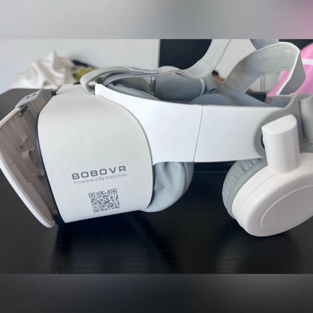 White VR Headset - Picture 3 of 8